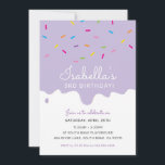 KIDS VERJAARDAG PARTY cake druppels strooit paarse Kaart<br><div class="desc">door kat massard >>> www.simplysweetPAPERIE.com <<< Een super schattige taart of ijsje kegel thema uitnodiging ontwerp voor de verjaardag van uw kind. Wow je vrienden en familie met dit kleine nummer; D Setup als een sjabloon is het eenvoudig voor u om uw eigen gegevens toe te voegen, of druk op...</div>