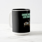 Kies de weg minder reizende campy tweekleurige koffiemok (Voorkant links)