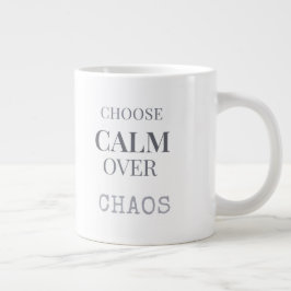 Kies kalmte boven chaos Minimalistische typografie Grote Koffiekop