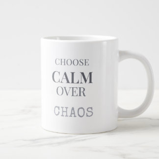 Kies kalmte boven chaos Minimalistische typografie Grote Koffiekop