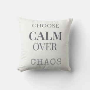 Kies kalmte boven chaos Minimalistische typografie Kussen