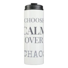 Kies kalmte boven chaos Minimalistische typografie Thermosbeker