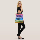 Kies moed boven comfort tote bag (Op model)