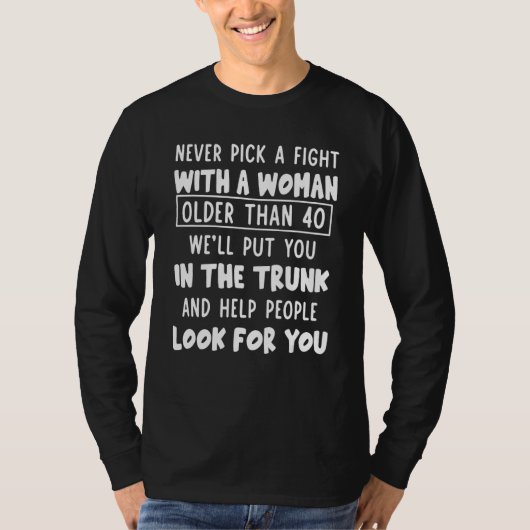Kies nooit een gevecht met een vrouw ouder dan 40 t-shirt (Voorkant)