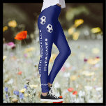 KIES UW KLEUR of Blauw Voetbal Team Naam Leggings<br><div class="desc">KIES UW KLEUR aangepaste Voetbal Team leggings met de naam van de speler! Rechterbeen heeft twee donkerblauwe en witte voetballen, twee lijnen van gepersonaliseerde verticale tekst van heup tot enkel voor teamnaam, en één lijn van tekst bij enkel voor de naam van de speler. Het linkerbeen heeft zeven voetballen achter...</div>