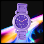 KIES UW KLEUREN, Jouw naam, Kinder Paarse Pols Horloge<br><div class="desc">Dit leuke kinder polshorloge met een paarse band kan naar wens worden aangepast. U kunt UW EIGEN KLEUR KIEZEN om de achtergrond op het horlogegezicht te vervangen en u kunt de tekst laten zeggen wat u wilt. Of houd mijn paarse en witte ontwerp. Alle rechten voorbehouden © 2023 Alan &...</div>