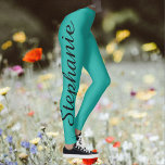 KIES UW Leggings voor aangepaste kleuren met naam<br><div class="desc">KIES JOUW KLEUR custom yoga leggings! Bedrukt van rand tot rand, met jouw naam in groot zwart script één poot omhoog! De steekproef is turquoise blauw groen maar u kunt gemakkelijk aan kleur van uw keus aanpassen. Ook gemakkelijk om voorbeeldtekst te wijzigen of te verwijderen. Alle rechten voorbehouden © 2016...</div>