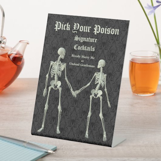Kies uw Poison Elegant Skeletons Drink Menu Reclamebord Met Voetstuk (Insitu)