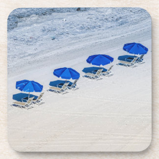 Kieuwstoelen met blauwe paraplu op Madeira Beach Bier Onderzetter