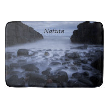 Kiezels en stenen langs de oceaan kustlijn bad M