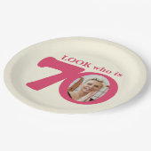 Kijk 70e verjaardag foto crème roze papier bord (Gekanteld)