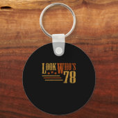 Kijk eens aan wiens 78-jarige grappige 78ste verja sleutelhanger (Voorkant)