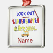 Kijk eens naar Kindergarten hier komt... Naam Scho Metalen Ornament (Links)
