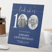 Kijk eens wie 100 is | Blauwe 100ste verjaardag Reclamebord Met Voetstuk (Insitu)