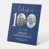 Kijk eens wie 100 is | Blauwe 100ste verjaardag Reclamebord Met Voetstuk (Voorkant)