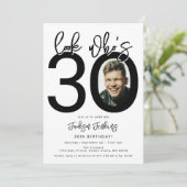 Kijk eens wie 30 is | Foto 30e verjaardag uitnodig Kaart (Staand voorkant)