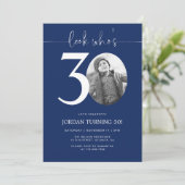 Kijk eens wie 30 is | Navy 30e verjaardag Uitnodig Kaart (Staand voorkant)