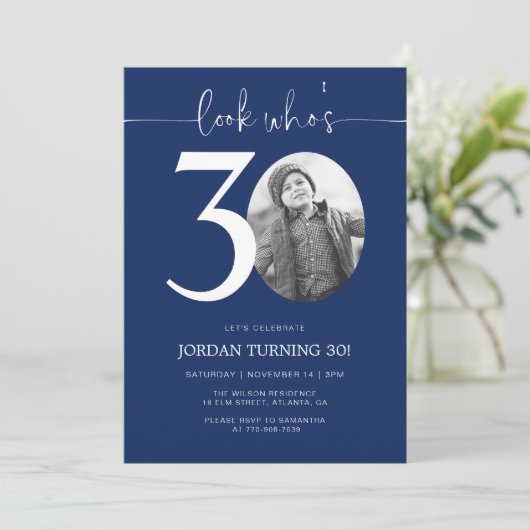 Kijk eens wie 30 is | Navy 30e verjaardag Uitnodig Kaart (Staand voorkant)