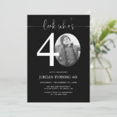 Kijk eens wie 40 is | Black 40th Birthday Uitnodig Kaart (Staand voorkant)