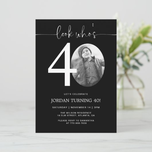 Kijk eens wie 40 is | Black 40th Birthday Uitnodig Kaart (Staand voorkant)