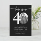 Kijk eens wie 40 is | Black 40th Birthday Uitnodig Kaart (Staand voorkant)