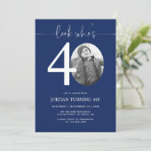 Kijk eens wie 40 is | Blue 40th Birthday Uitnodigi Kaart (Staand voorkant)