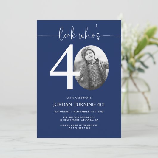 Kijk eens wie 40 is | Blue 40th Birthday Uitnodigi Kaart (Staand voorkant)