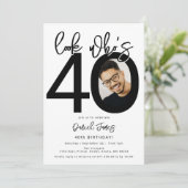 Kijk eens wie 40 is | Foto 40e verjaardag uitnodig Kaart (Staand voorkant)