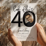 Kijk eens wie 40 is | Foto 40e verjaardag uitnodig Kaart<br><div class="desc">Vier de grote 4-0 in stijl met onze aanpasbare en chique 40e verjaardagsuitnodiging! Deze netjes ontworpen uitnodiging speelt met gedurfde, zwarte typografie en een klassieke witte achtergrond om de mijlpaal die je hebt bereikt te benadrukken. Verwerk je favoriete foto in het ontwerp, verscholen in de nul van '40', en zet...</div>