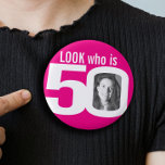 Kijk eens wie 50 foto's heet roze wit is ronde button 3,2 cm<br><div class="desc">Viel een 50e verjaardag met deze leuke, roze en witte blik die 50 foto-pin badge knoop is. Pas deze leeftijdskaart aan met een foto van het verjaardagsmeisje. Een geweldig idee om wat plezier toe te voegen aan een verjaardagsfeestje. Het kan ook gebruikt worden om baby foto's of andere leuke of...</div>