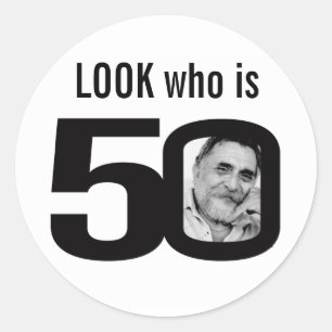 Kijk eens wie 50 foto's zwarte witte verjaardagsti ronde sticker