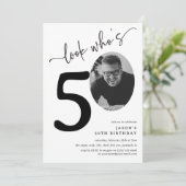 Kijk eens wie 50 is! Moderne foto 50e verjaardag Kaart (Staand voorkant)