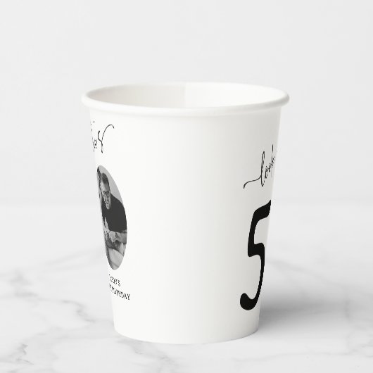 Kijk eens wie 50 is! Moderne foto 50e verjaardag Papieren Bekers (Links)