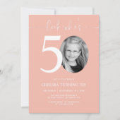 Kijk eens wie 50 is | Roze 50ste verjaardag Uitnod Kaart (Voorkant)