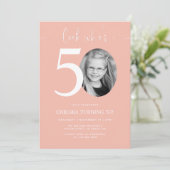 Kijk eens wie 50 is | Roze 50ste verjaardag Uitnod Kaart (Staand voorkant)