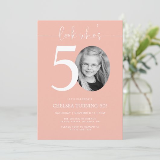 Kijk eens wie 50 is | Roze 50ste verjaardag Uitnod Kaart (Staand voorkant)