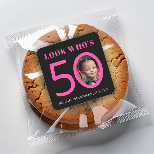 Kijk eens wie 50 is Zwarte Roze Kinderfoto 50ste v Vierkante Sticker