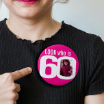 Kijk eens wie 60 aangepaste foto roze wit is 60th ronde button 5,7 cm<br><div class="desc">60e verjaardag foto heet roze met witte tekst die 60 speld badge knoop is. Pas deze leeftijdskaart aan met een foto van het verjaardagsmeisje. Een geweldig idee om wat plezier toe te voegen aan een 60ste verjaardagsfeestje. Het kan ook worden gebruikt door meerdere spelden te kopen om baby foto's te...</div>