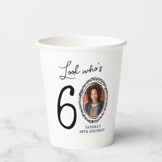 Kijk eens wie 60 is! Foto 60e verjaardag Papieren Bekers (Achterkant)