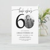 Kijk eens wie 60 is | Foto 60e verjaardag Uitnodig Kaart (Staand voorkant)