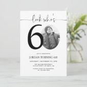 Kijk eens wie 60 is | Foto 60e verjaardag Uitnodig Kaart (Staand voorkant)