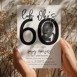Kijk eens wie 60 is | Foto 60e verjaardag uitnodig Kaart<br><div class="desc">Vier de grote 6-0 in stijl met onze aanpasbare en chique 60e verjaardagsuitnodiging! Deze netjes ontworpen uitnodiging speelt met gedurfde, zwarte typografie en een klassieke witte achtergrond om de mijlpaal die je hebt bereikt te benadrukken. Verwerk je favoriete foto in het ontwerp, verscholen in de nul van '60', en zet...</div>