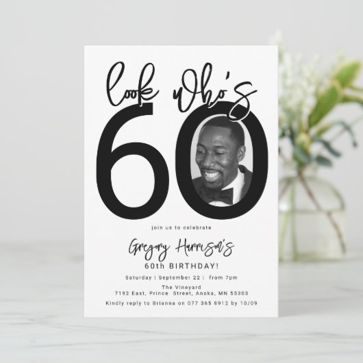 Kijk eens wie 60 is | Foto 60e verjaardag uitnodig Kaart (Staand voorkant)