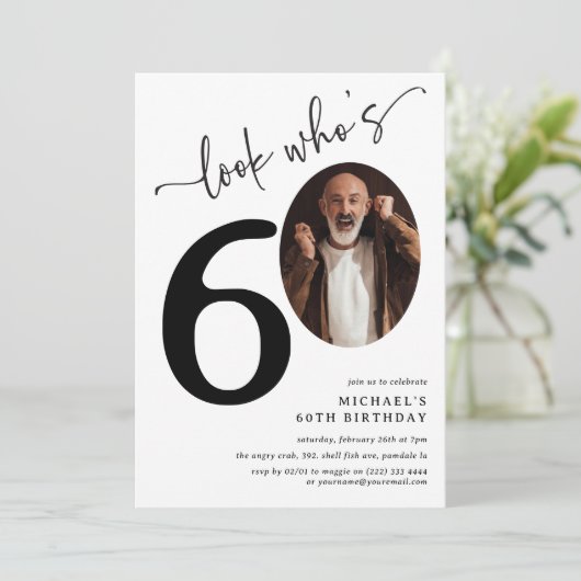 Kijk eens wie 60 is! Moderne foto 60e verjaardag Kaart (Staand voorkant)