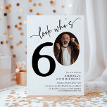Kijk eens wie 60 is! Moderne foto 60e verjaardag Kaart<br><div class="desc">Vier de grote 6-0 in stijl met onze 'Look who's 60' Party Invites. Elke uitnodiging is voorzien van een prachtig zwart cursief serif lettertype en elegant kalligrafiescript, geplaatst tegen een minimalistische witte achtergrond. Het pièce de résistance? Een foto van de verjaardagsster in de nulpositie! Deze uitnodigingen zijn ideaal voor iedereen...</div>