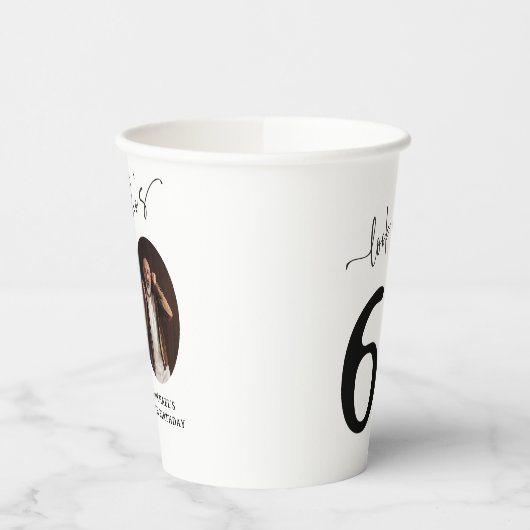 Kijk eens wie 60 is! Moderne foto 60e verjaardag Papieren Bekers (Links)