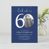 Kijk eens wie 60 is | Navy 60e verjaardag Uitnodig Kaart (Staand voorkant)