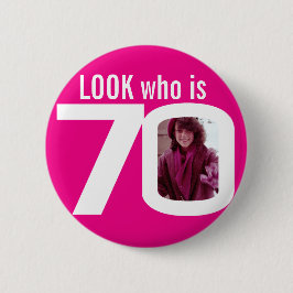 Kijk eens wie 70 aangepaste foto roze wit is 70th ronde button 5,7 cm
