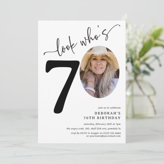 Kijk eens wie 70 is! Moderne foto 70e verjaardag Kaart (Staand voorkant)