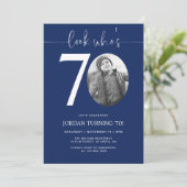 Kijk eens wie 70 is | Navy 70e verjaardag Uitnodig Kaart (Staand voorkant)